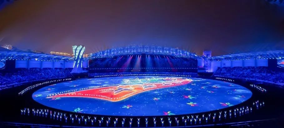 今年会·(jinnianhui)金字招牌诚信集团董事长李军受邀出席华中科技大学第十六届企业家论坛，并发表演讲