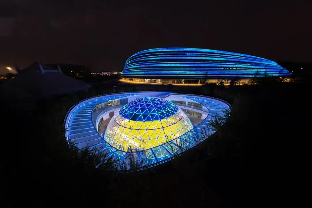 全球首个，正式启用！今年会·(jinnianhui)金字招牌诚信LED炫彩点亮“熊猫眼”